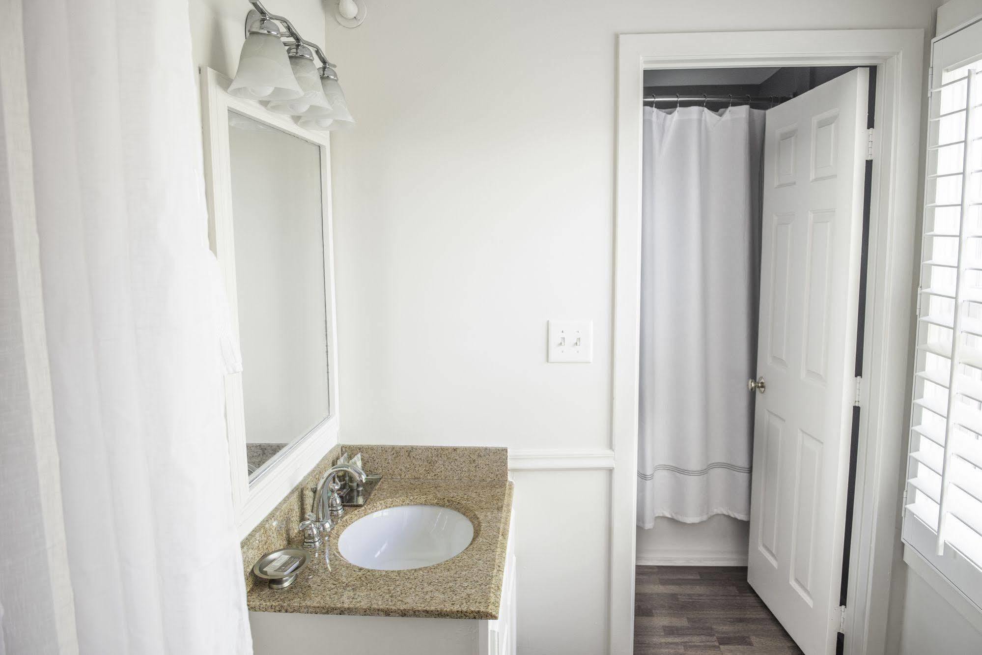 Vineyard Square Hotel And Suites エドガータウン エクステリア 写真